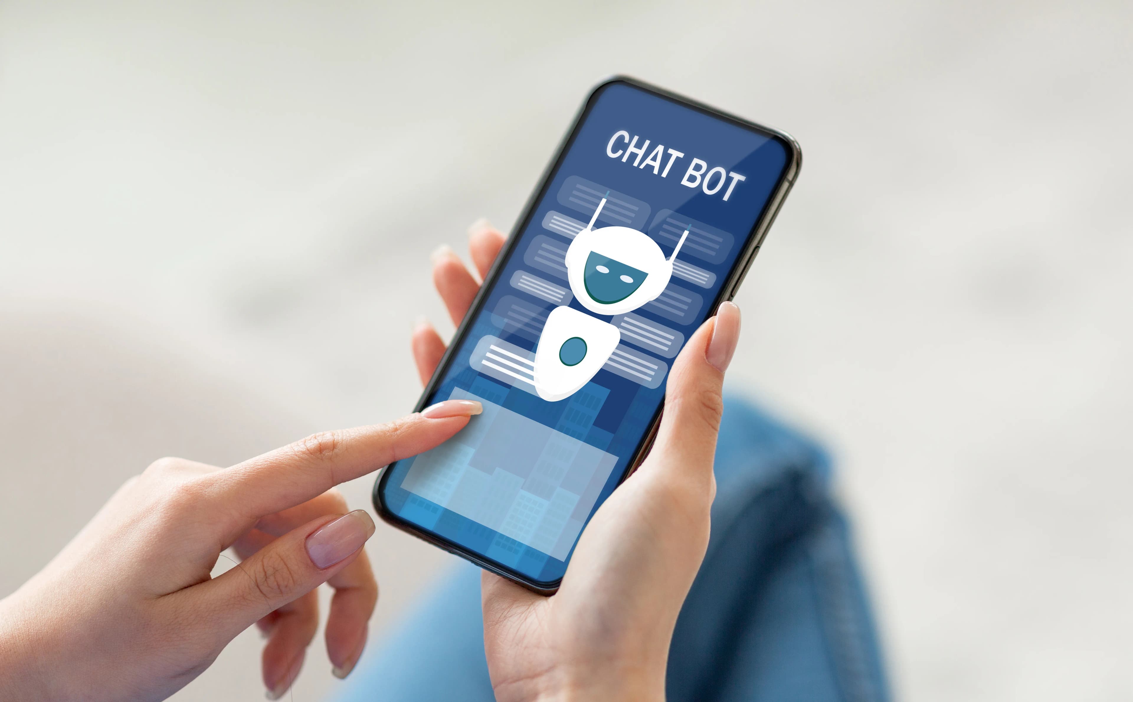 Bir kadın akıllı telefonunda chatbot uygulamasıyla yazışıyor