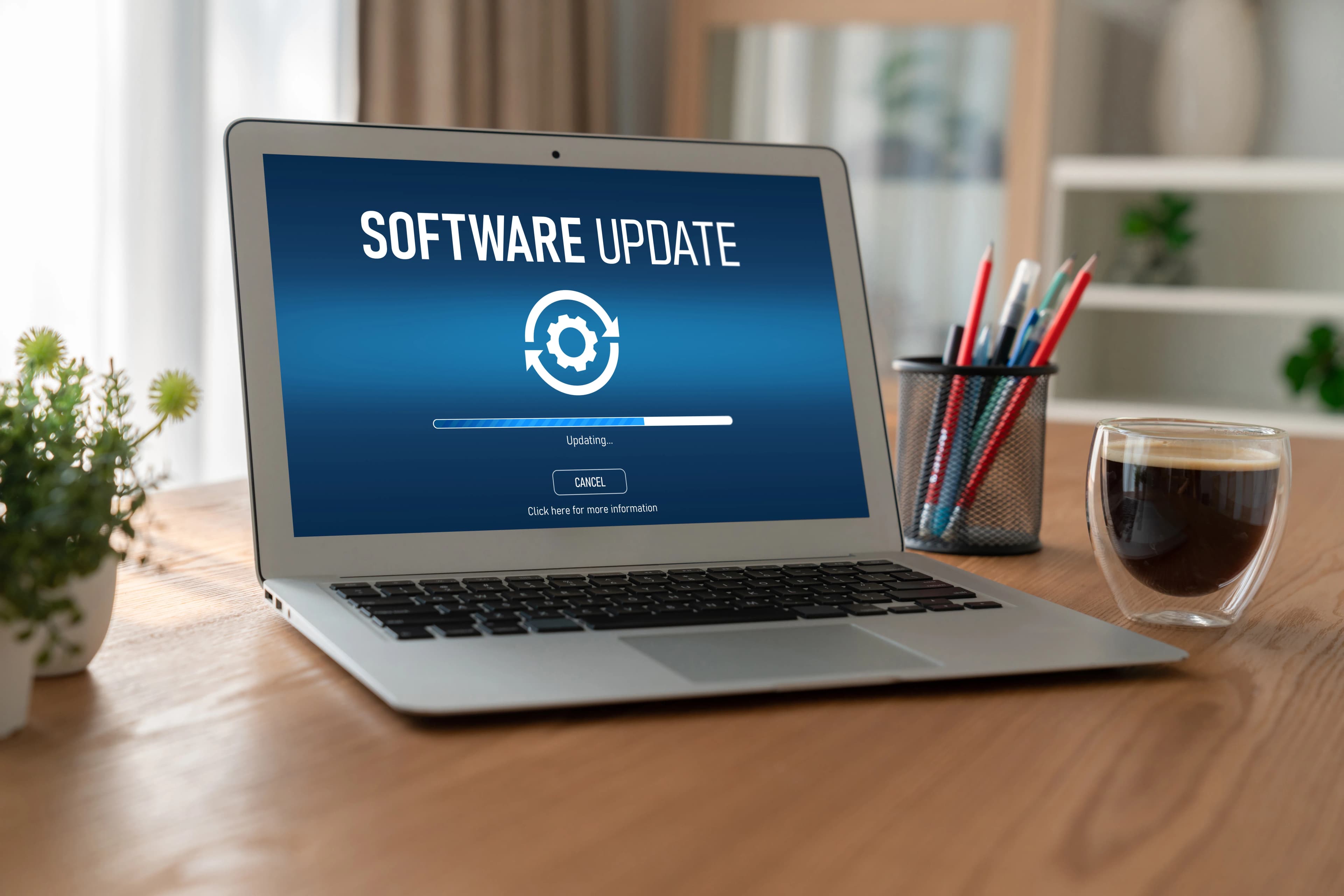 Masadaki laptop ekranında yazılım güncelleme ilerleme çubuğu