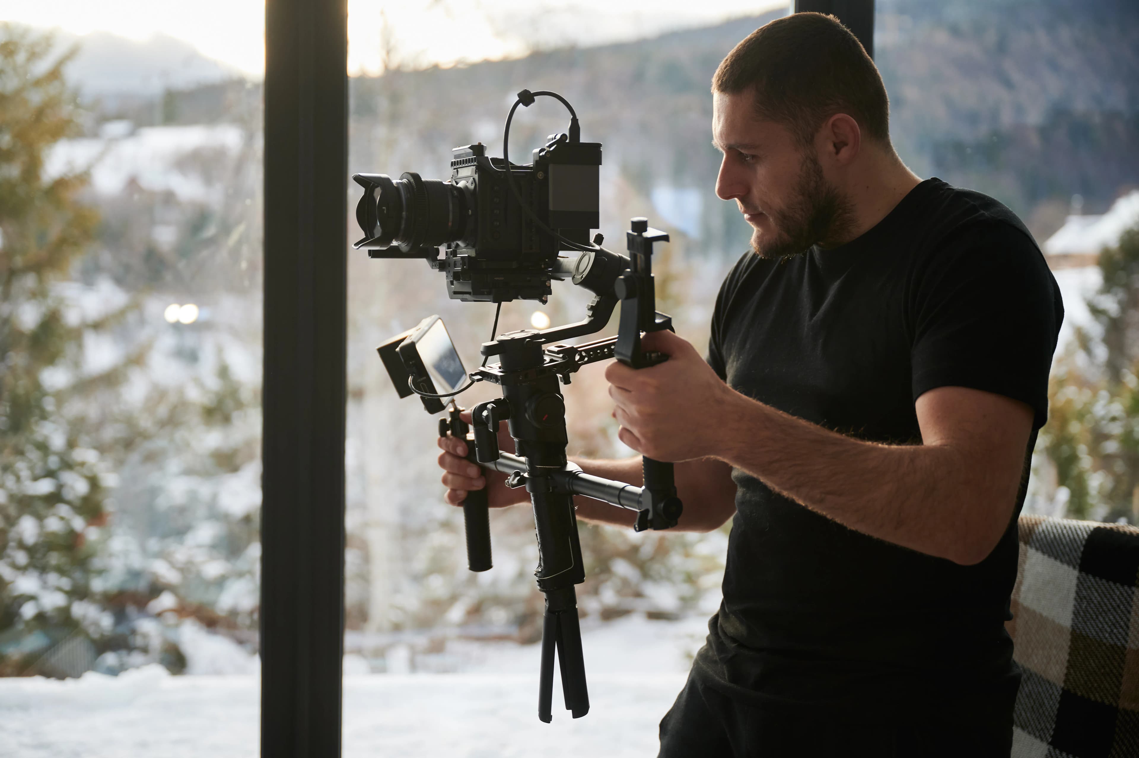 Videograf gimbal üzerindeki kamerayla çekim yapıyor