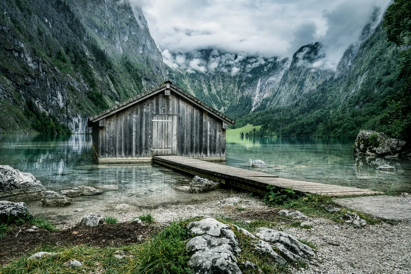 Königssee — göl kıyısında ahşap kayıkhane