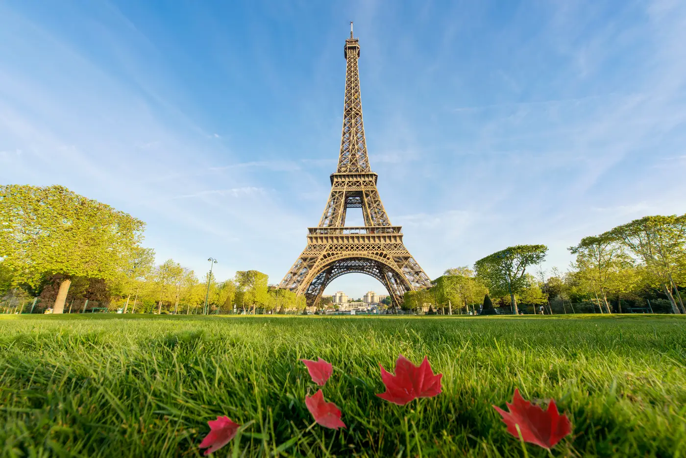 Paris — güneşli sabah, Eyfel Kulesi
