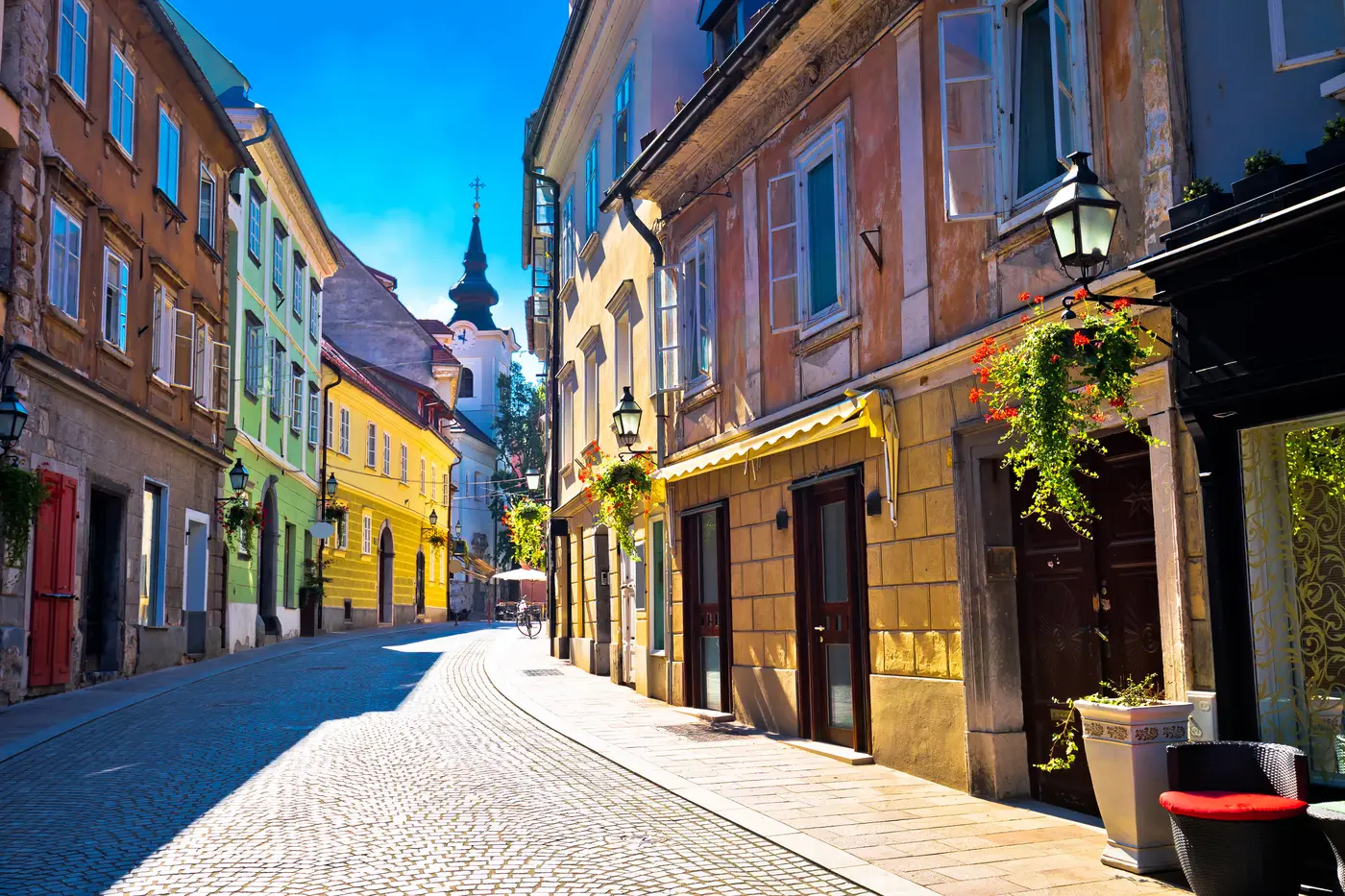 Ljubljana — renkli eski şehir sokağı