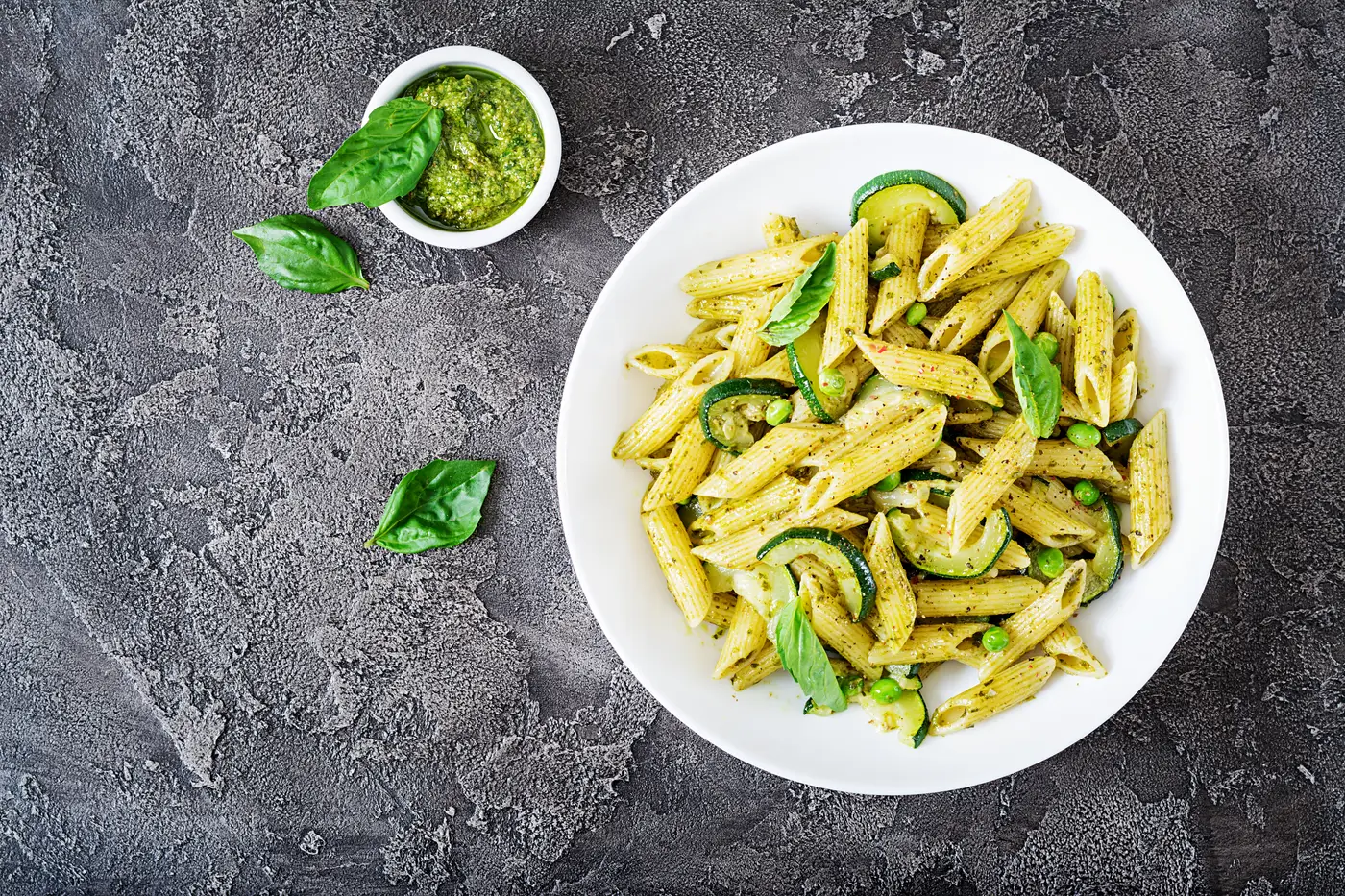 Pesto soslu penne makarna, üstten çekim