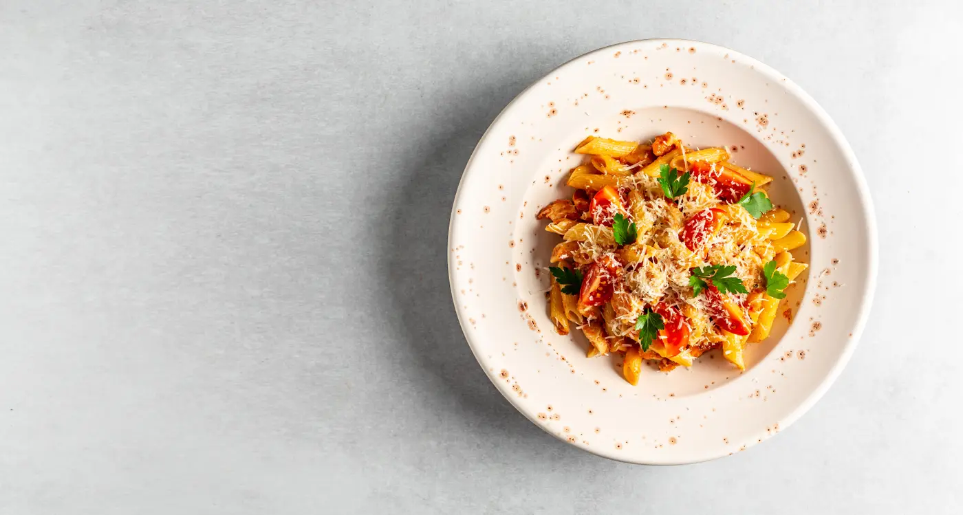 Domates soslu penne makarna tabağı
