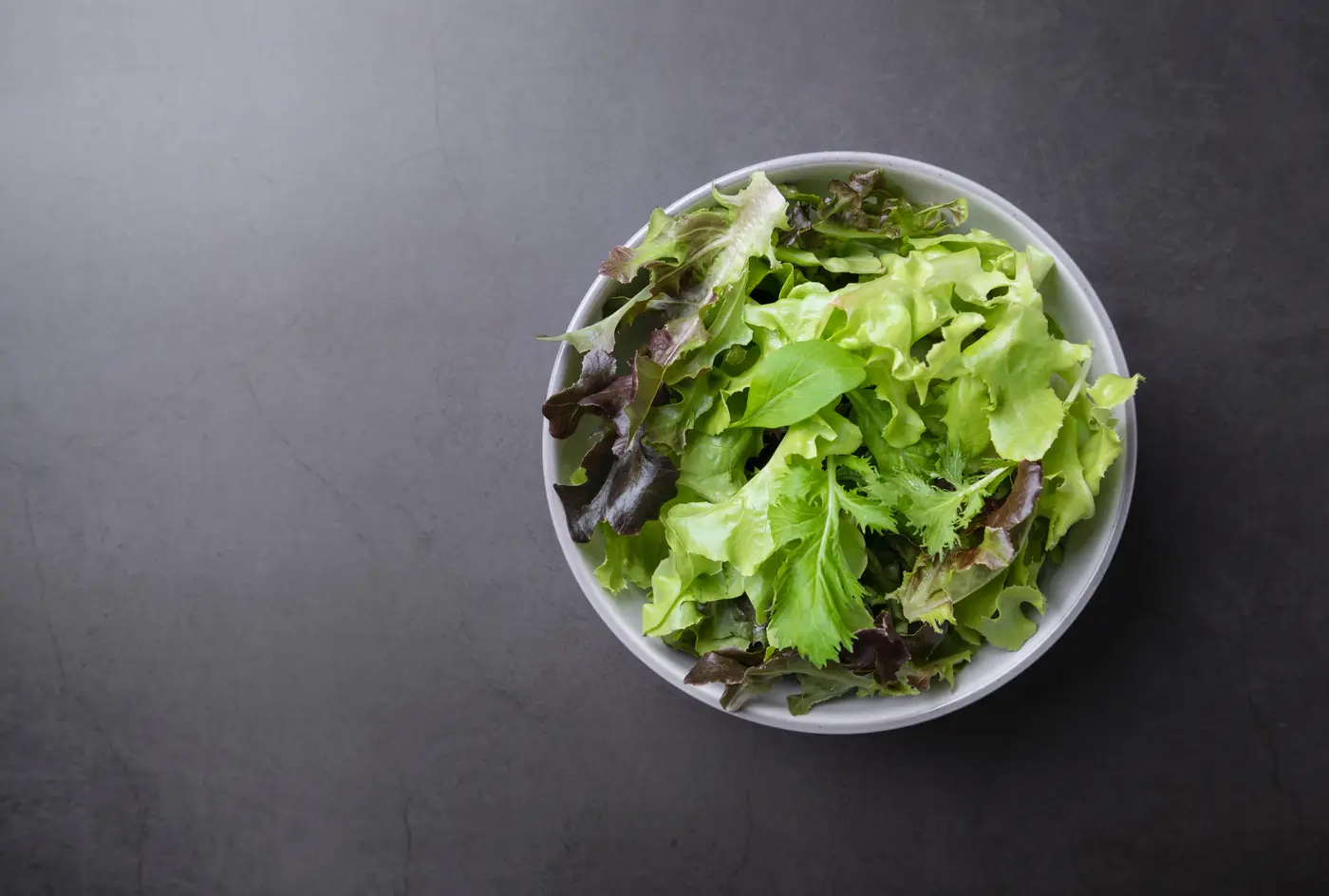Ispanak ve marullu taze salata tabağı