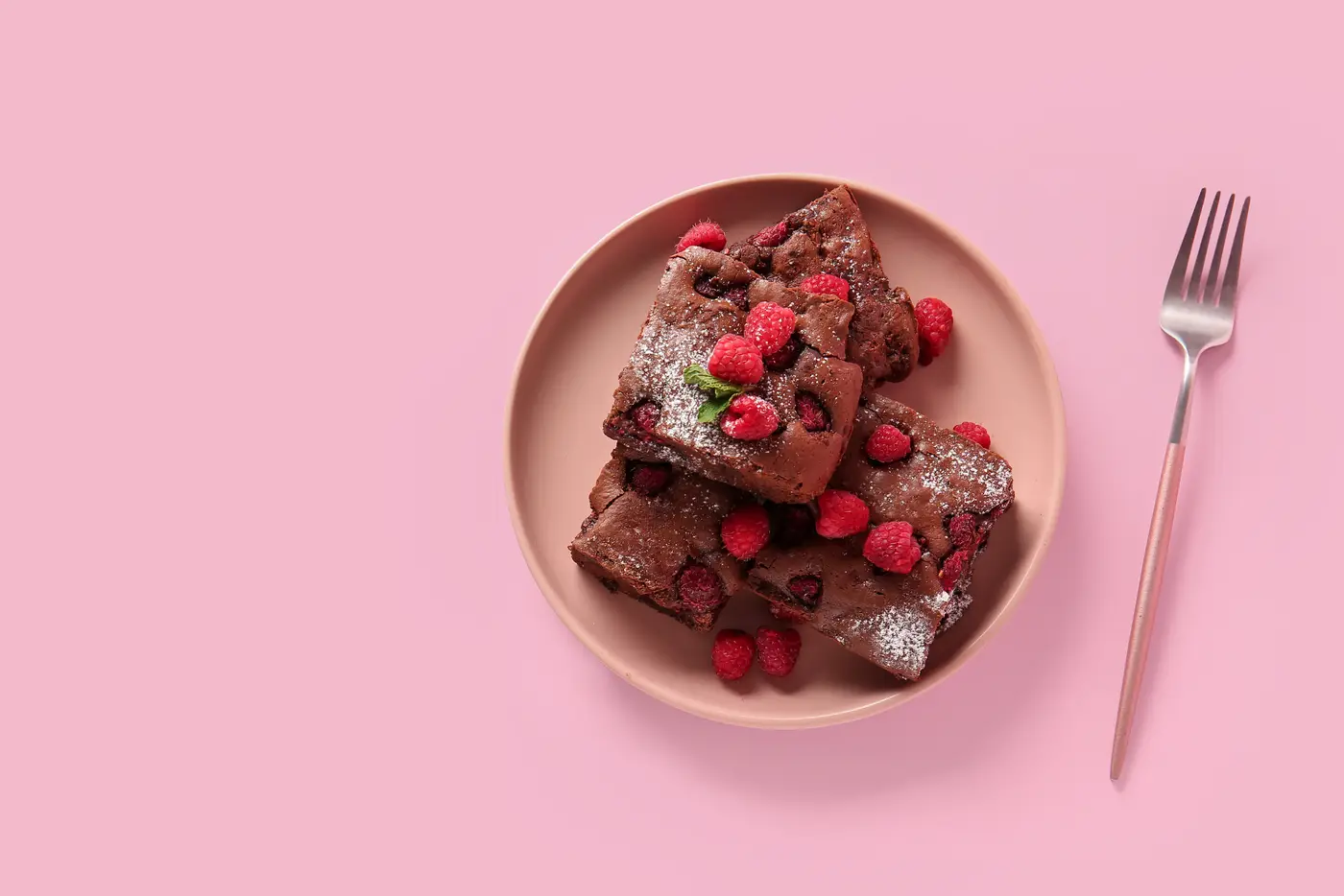 Ahududulu çikolatalı brownie tatlı tabağı