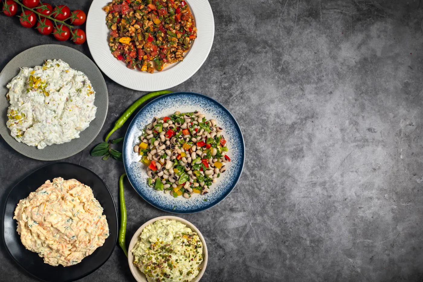 Kalabalık meze sofrası, üstten çekim