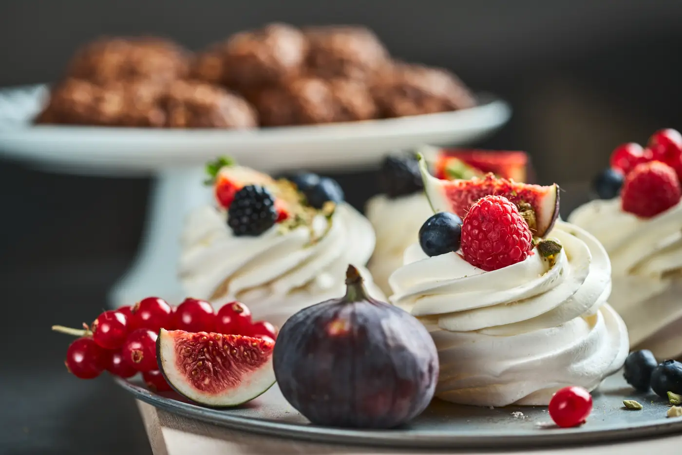 Meyveli mini pavlova tabak detayı