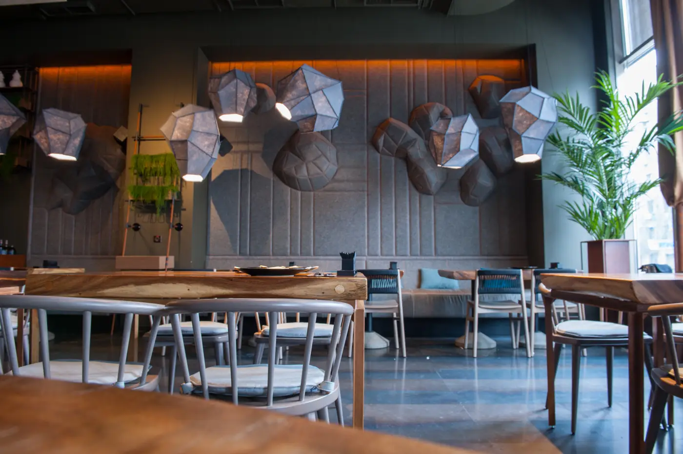 Ahşap dokulu modern restoran iç mekânı