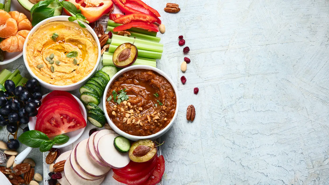 Meze ve soslardan oluşan atıştırmalık tabağı, üstten