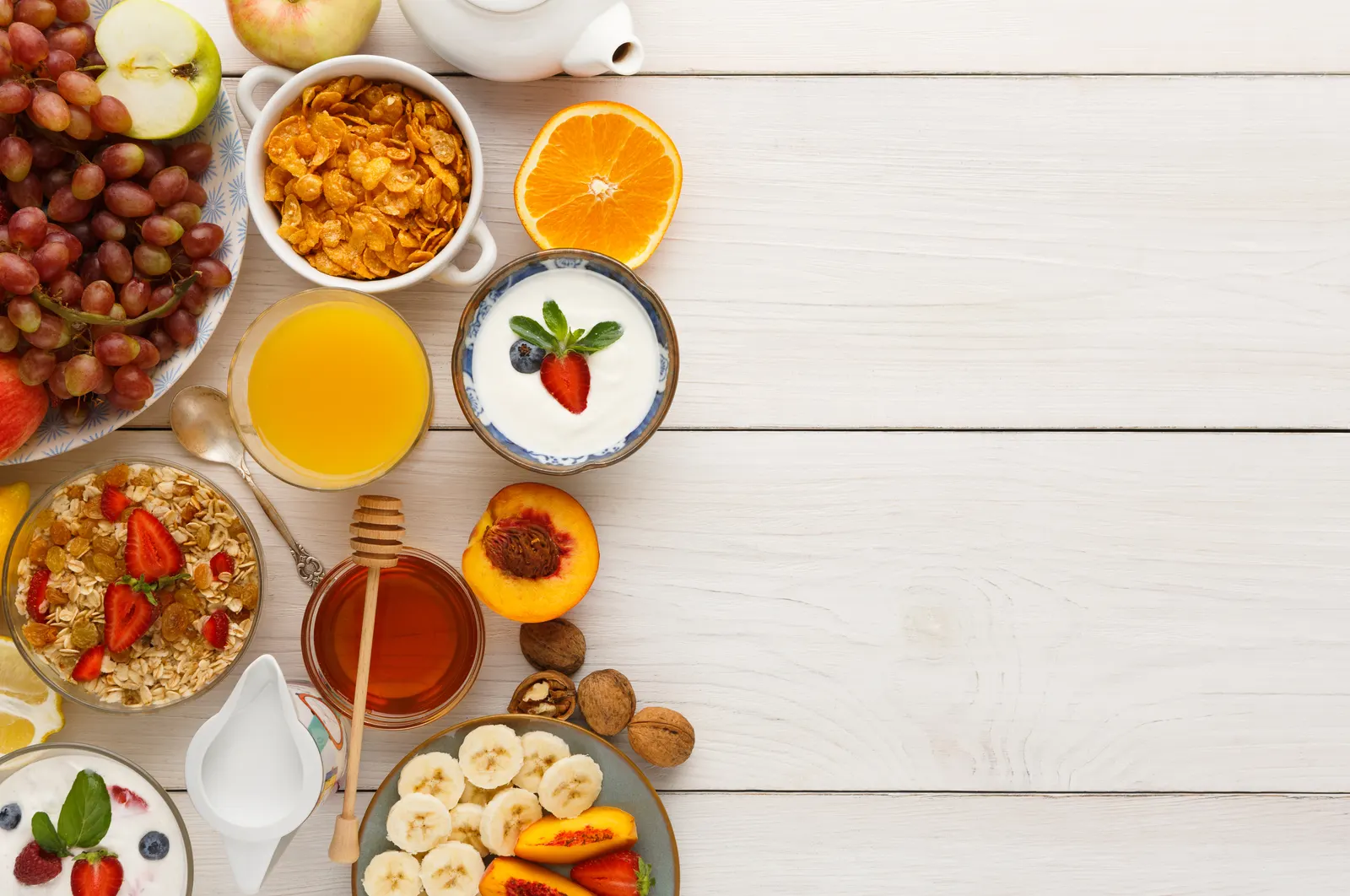 Ahşap masada meyve, yoğurt ve granola ile kahvaltı
