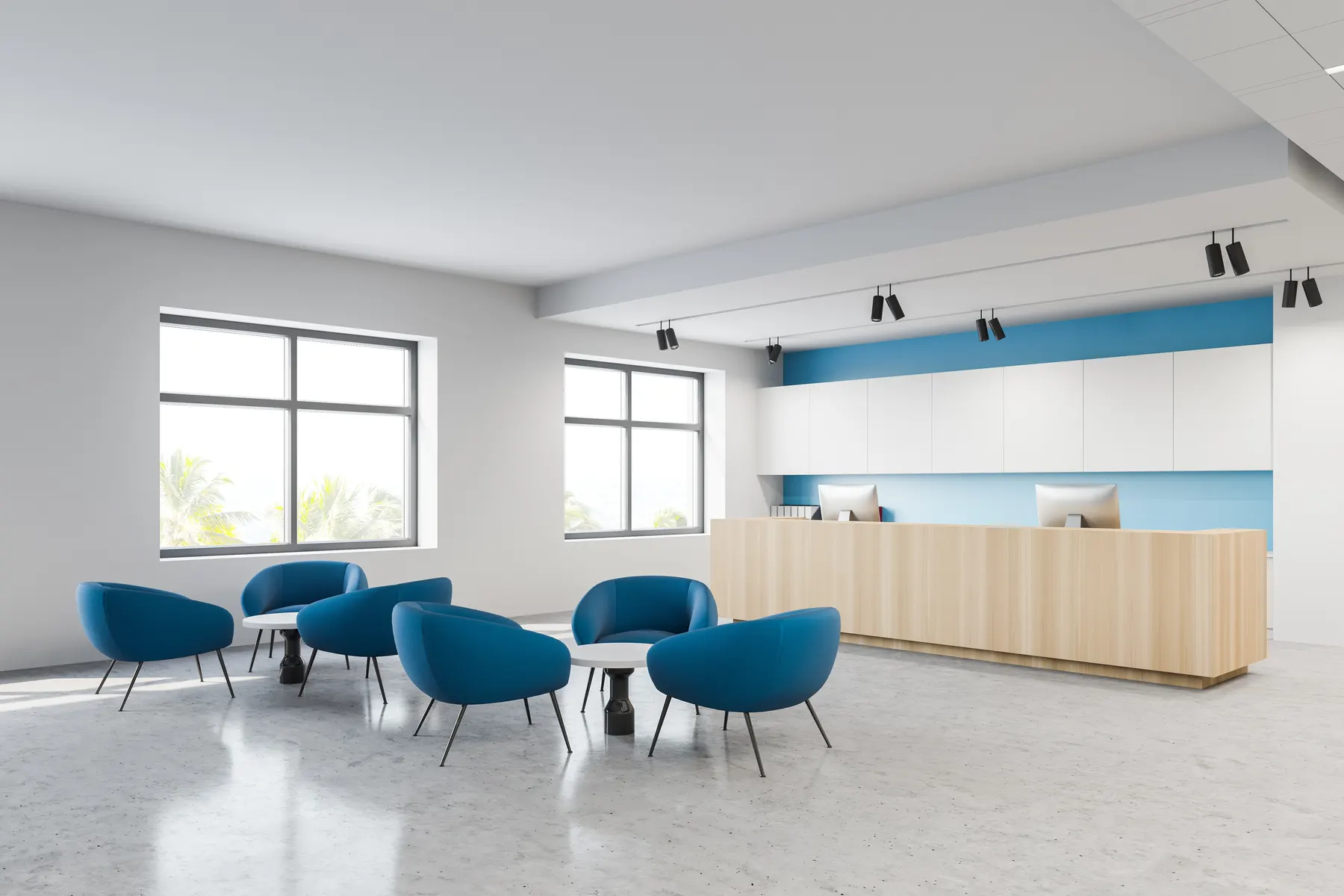 Aydınlık, mavi koltuklu klinik bekleme alanı